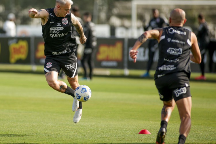 Sylvinho fez treino com foco na posse de bola, nesta terça-feira