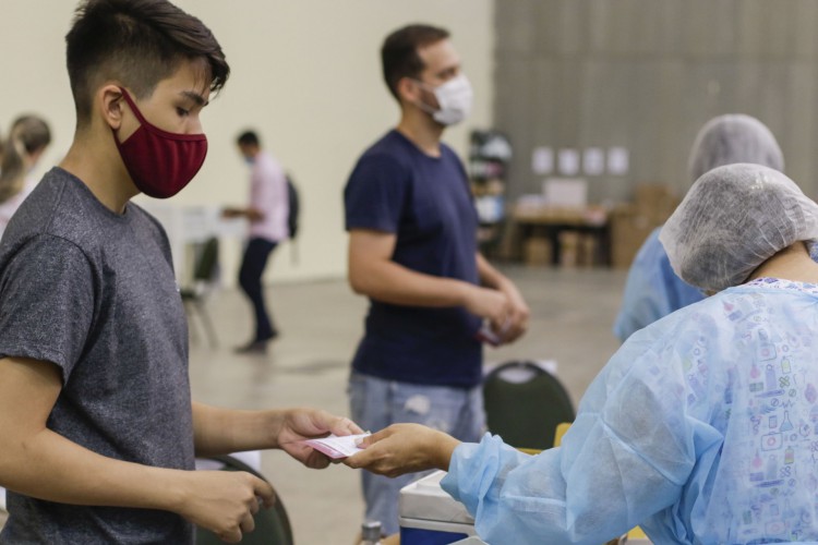 pessoas que receberam a (D1) ou (D2) contra a Covid-19 em outro município ou estado e agora residem em Fortaleza poderão receber a dose da vacina mediante comprovação de endereço