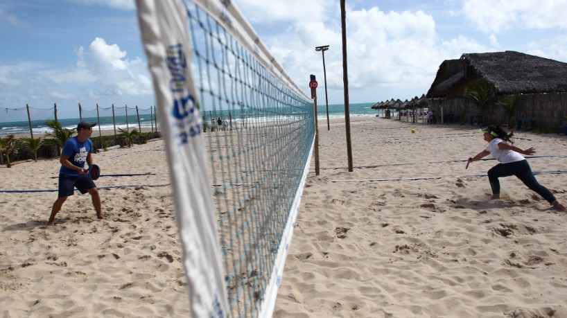 Praticantes de beach tennis em praia de Fortaleza. Esporte é um dos mais populares na areia