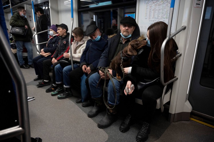 Passageiros em um trem de Moscou, na Rússia