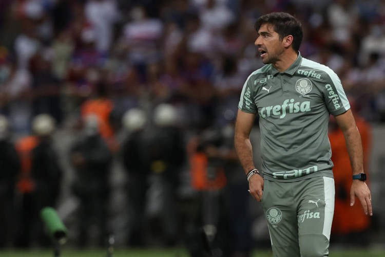 Técnico Abel Ferreira à beira do campo no jogo Fortaleza x Palmeiras, na Arena Castelão, pelo Campeonato Brasileiro Série A