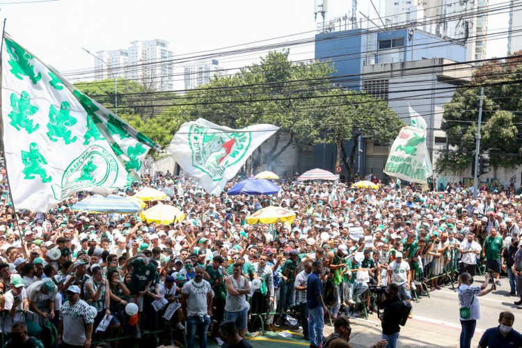 Milhares de torcedores se reúnem em frente a Academia de Futebol para apoiar elenco do Palmeiras antes do embarque para Montevidéu, onde time alviverde enfrenta o Flamengo, pela Libertadores