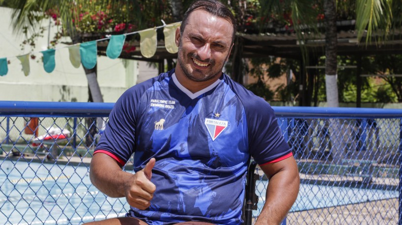 FORTALEZA, CE, BRASIL, 24.11.2021: Paratleta da Natação, Henrique Gurgel. Henrique posando perto da piscina. (Thais Mesquita/OPOVO)