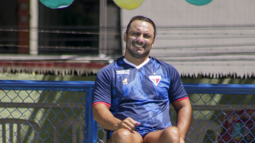 FORTALEZA, CE, BRASIL, 24.11.2021: Paratleta da Natação, Henrique Gurgel. Henrique posando perto da piscina. (Thais Mesquita/OPOVO)