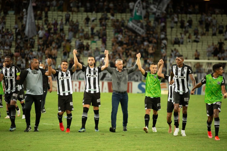 Jogadores e comissão técnica do Ceará agradecem a torcida após o jogo Ceará x Sport, na Arena Castelão, pelo Campeonato Brasileiro Série A