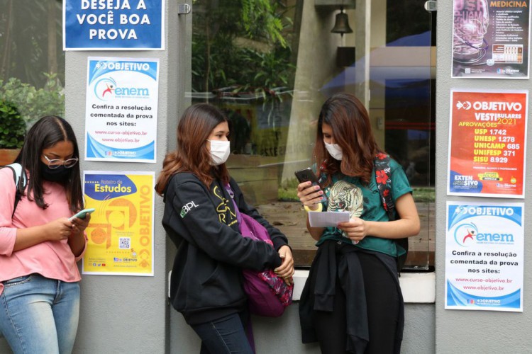 São Paulo - Estudantes esperam a abertura dos portões no primeiro dia de provas do Exame Nacional do Ensino Médio - Enem, na Universidade Presbiteriana Mackenzie.