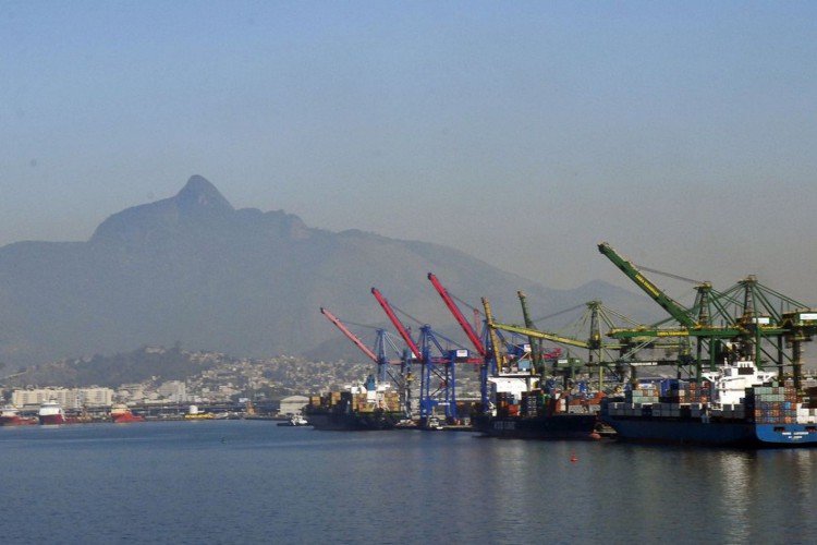 Atracação de navios no Caís do Porto do Rio de Janeiro, guindaste, container.