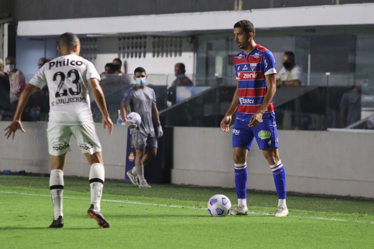 Lateral-esquerdo Bruno Melo diante do atacante Marcos Guilherme no jogo Santos x Fortaleza, na Vila Belmiro, pelo Campeonato Brasileiro Série A