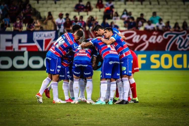 Jogadores do Fortaleza fazem corrente no gramado antes do jogo Fortaleza x Palmeiras, na Arena Castelão, pelo Campeonato Brasileiro Série A