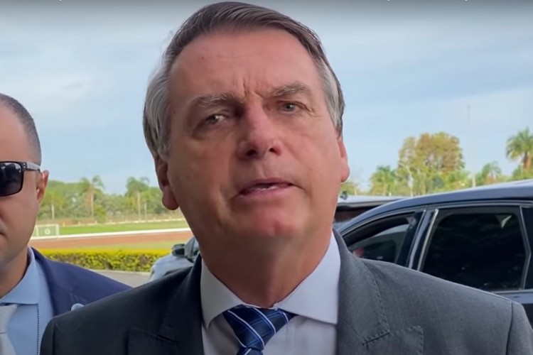 Registro de tela do vídeo em que Bolsonaro bate boca com apoiador, nesta sexta-feira, 26, no Palácio da Alvorada.