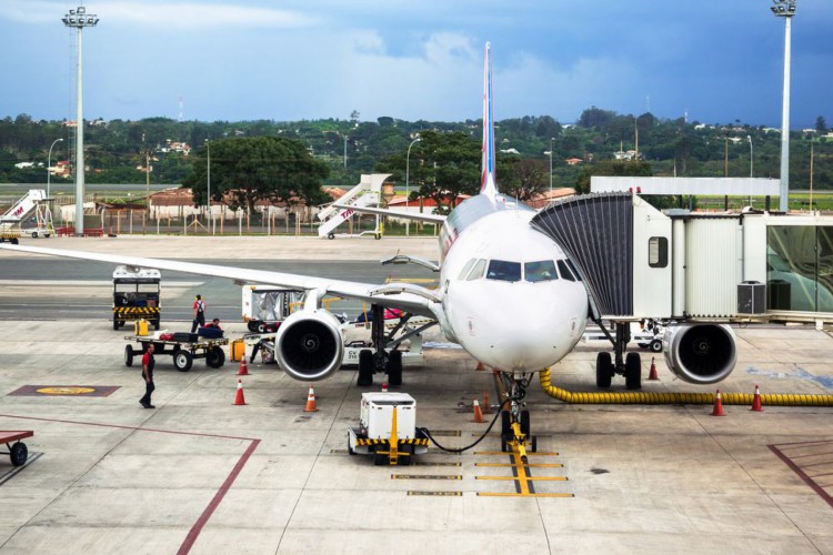 O voo Barcelona-São Paulo foi conduzido por apenas dois comandantes, que atingiram o limite de horas trabalhadas de acordo com a Lei do Aeronauta. Por isso, aeronave pousou em Fortaleza na tarde desse domingo, 9 de janeiro