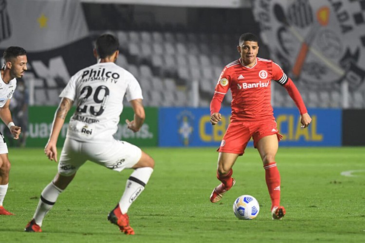 Santos e Internacional se enfrentam pelo Brasileirão Série A 2023 hoje, 03; onde assistir ao vivo aos jogos do dia e horário do jogo.