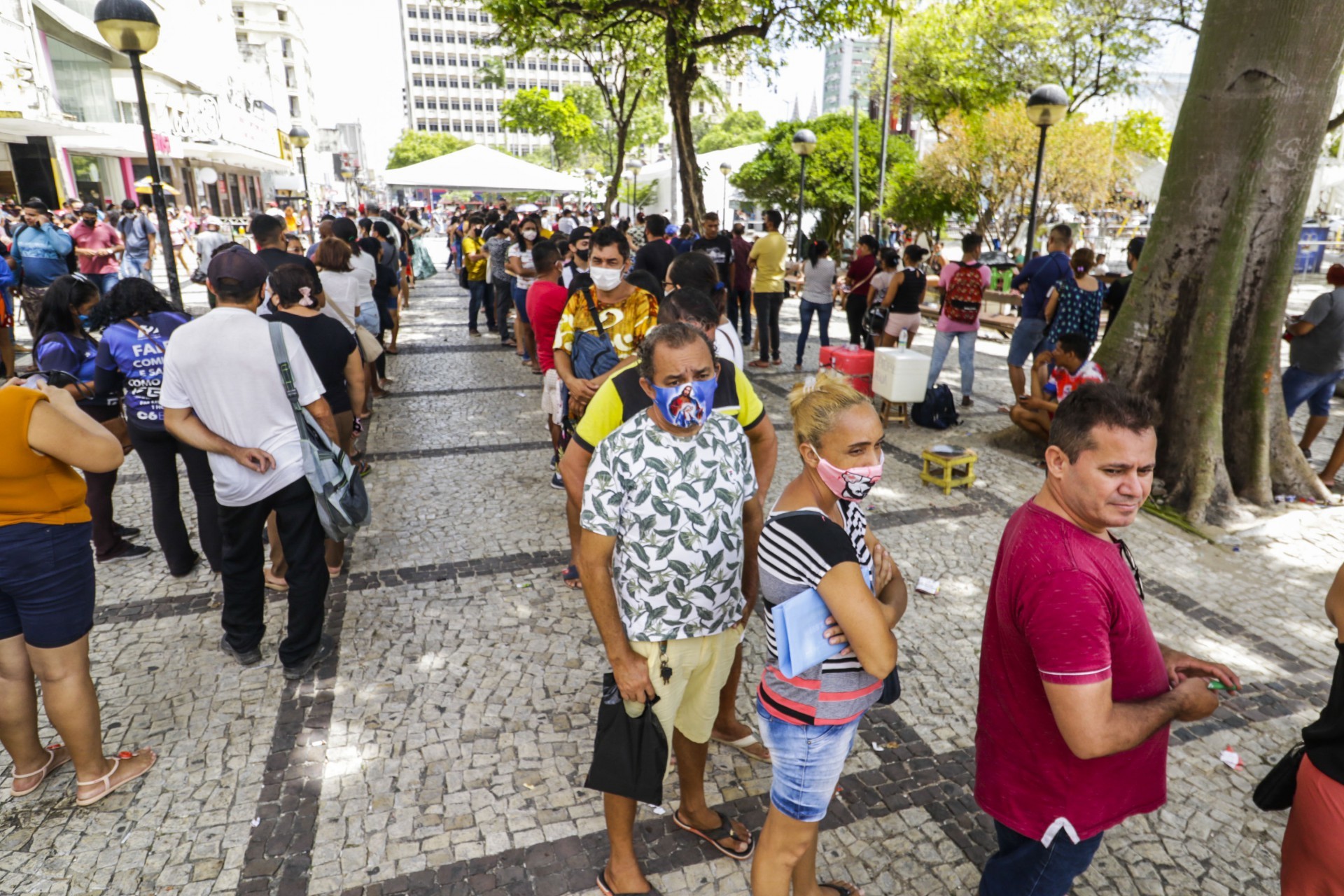 FORTALEZA, CE, BRASIL, 26.11.2021: Movimentação na cidade sexta-feira de Black Friday.  Fila na praça do ferreira, multirão para limpar o nome do serasa. (Thais Mesquita/OPOVO) (Foto: Thais Mesquita)