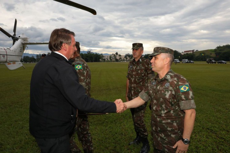 Bolsonaro participa da formatura de cadetes do Exército na Aman