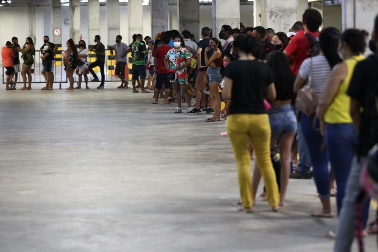 Vacinação no estacionamento do Centro de Eventos 