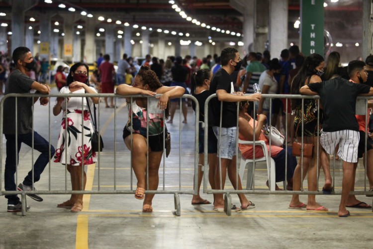 Centro de Eventos recebeu pessoas para tomar vacinas no estacionamento neste sábado, 28.