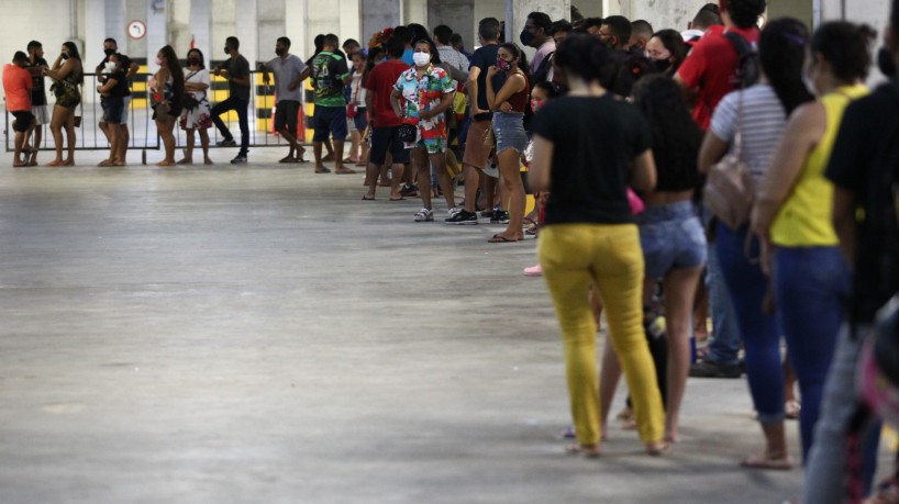 Vacinação no estacionamento do Centro de Eventos (foto: FABIO LIMA)