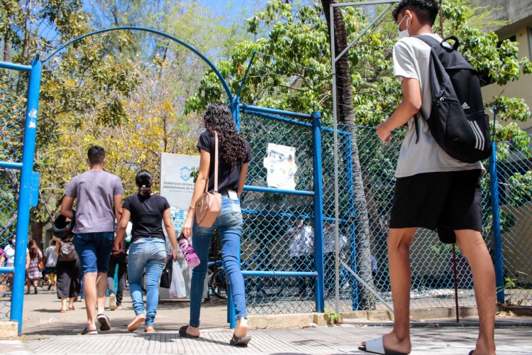 Movimentação de candidatos para ingressar no local de provas do Exame Nacional do Ensino Médio (Enem)