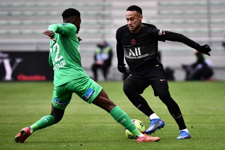 Atacante Neymar com a bola no jogo Saint-Etienne x PSG, pelo Campeonato Francês