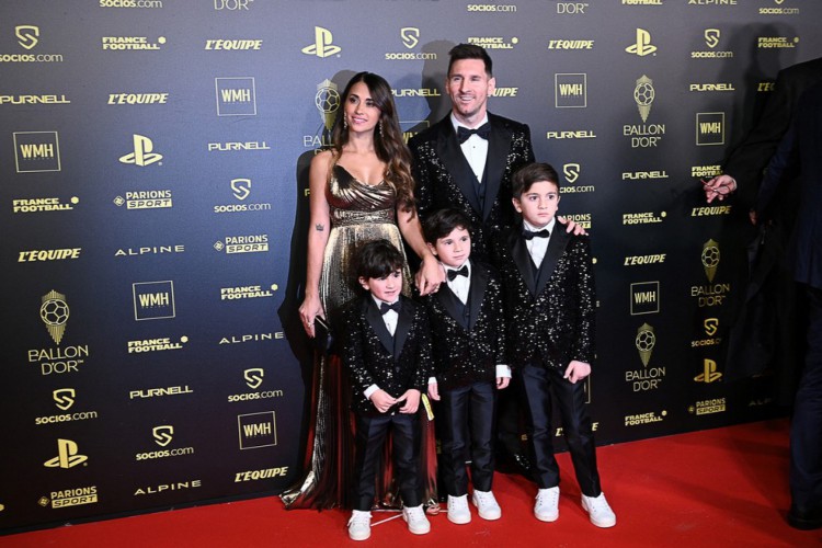 Messi com a família na premiação da revista France Football