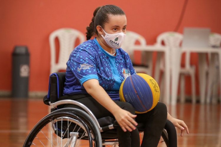 Laura Nauderer, de 17 anos, sonha com as Paralimpíadas em Paris