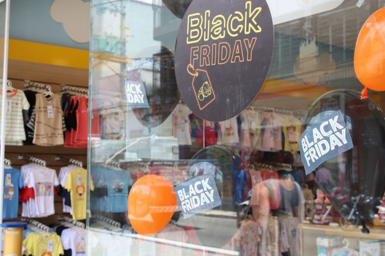 São Paulo - Movimento no comércio na semana do Black Friday em Pinheiros.