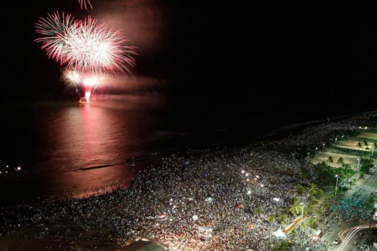 Com a chegada do mês de dezembro, diversas cidades começam a anunciar se realizarão, ou não, festividades públicas para comemorar o réveillon. 