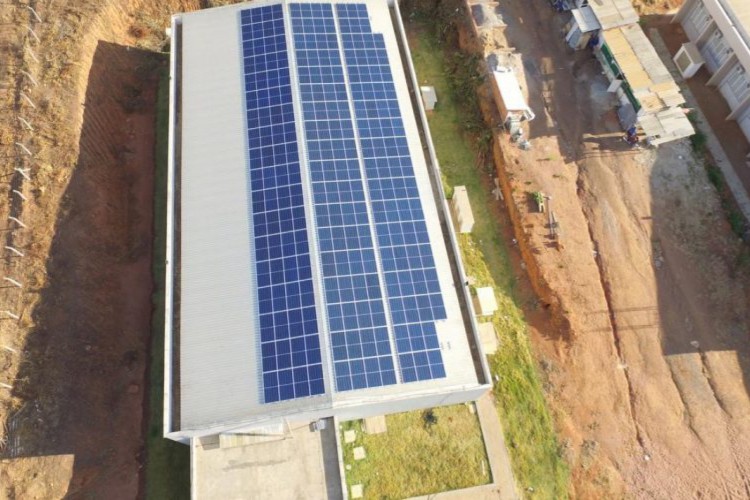 O sistema é formado por 636 módulos fotovoltaicos, gerando, por mês, 30.223 quilowatts por hora, fornecendo 30% da energia consumida na instituição