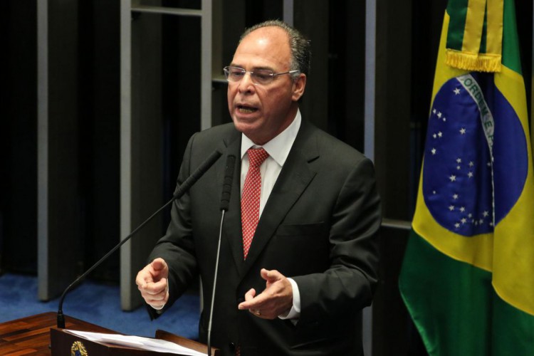 O líder do governo no Senado, Fernando Bezerra, durante sessão que aprovou MP que autoriza a participação de até 100% de capital estrangeiro em companhias aéreas brasileiras.