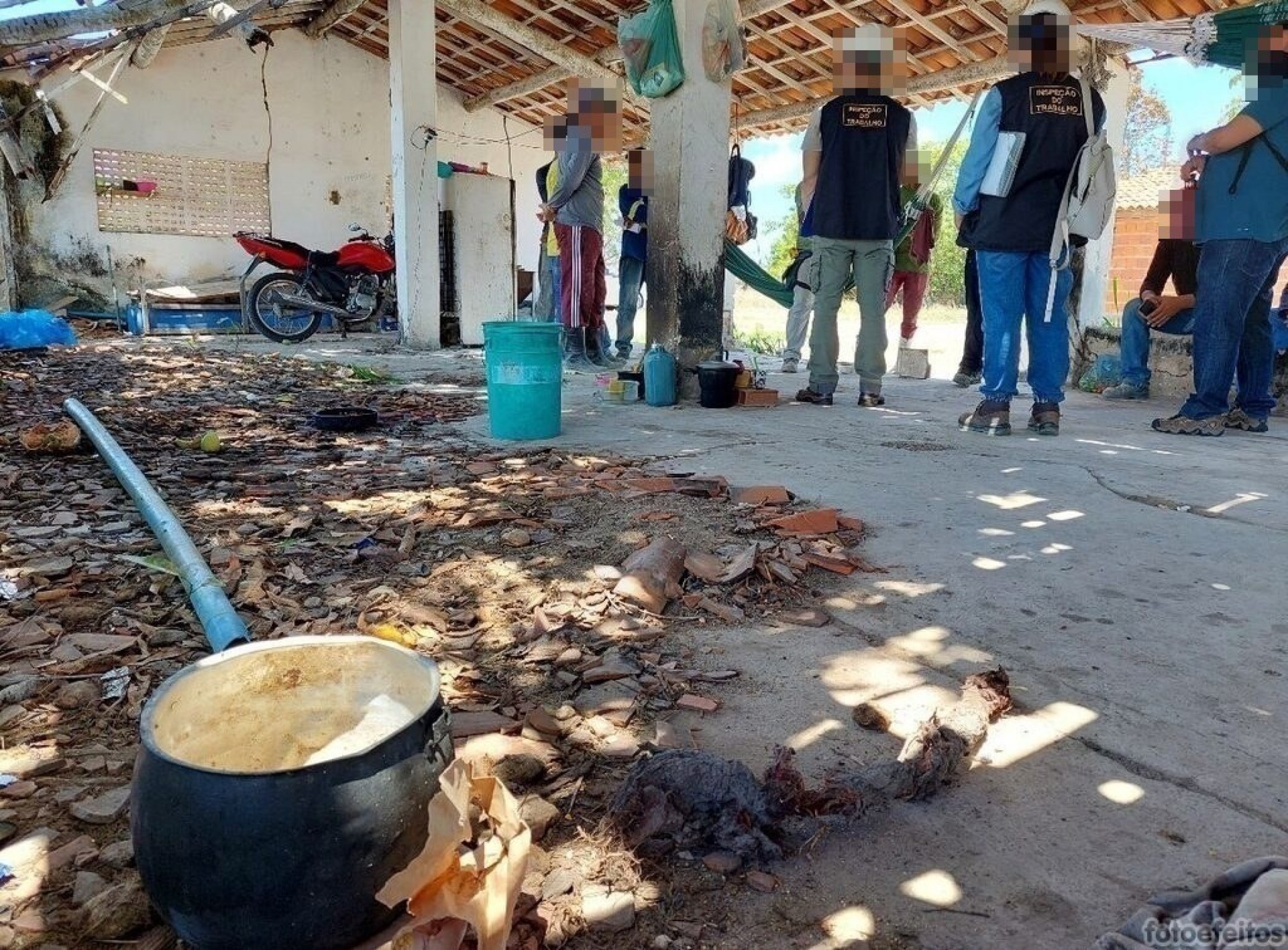 Operação de resgate de trabalhadores em situação análoga à escravidão, de alojamento precário e com risco de desabamento no Ceará (Foto: Ascom/Fiscalização do Trabalho )