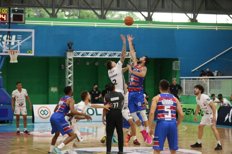 Fortaleza Basquete Cearense encarou o Pato Basquete no ginásio do Sesi, em Pato Branco (PR), pelo NBB