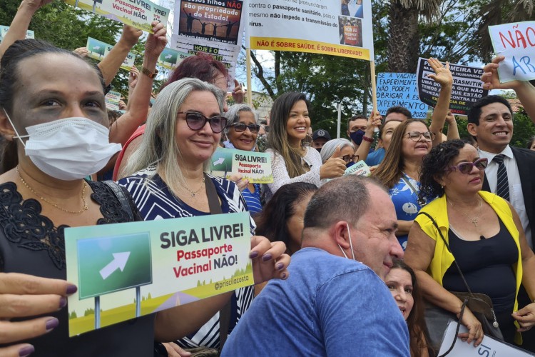 Fortaleza, Ce, BR - 01.12.21 Grupo de pessoas se reune na Câmara Municipal em protesto contra a obrigatoriaeda do passaporte das vacinas em locais público e privado. (Fco Fontenele/O POVO