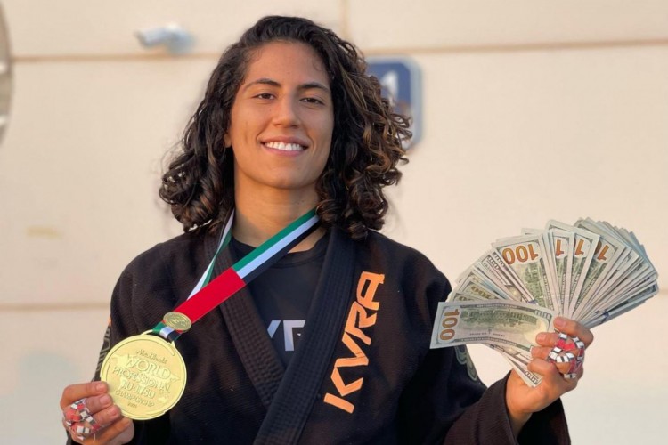 Ingrid Alves posando com a medalha de ouro do World Pro 2021