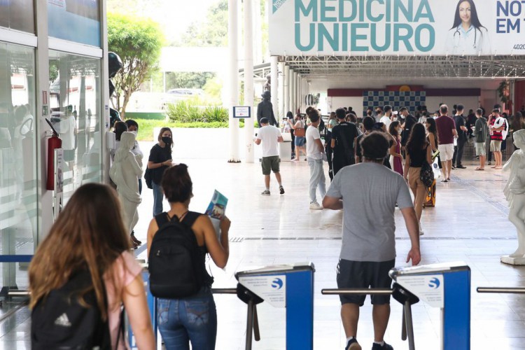 Participantes do Exame Nacional do Ensino Médio (Enem) 2021 fazem, neste domingo (28), segundo dia de avaliação, provas de matemática e de ciência da natureza.