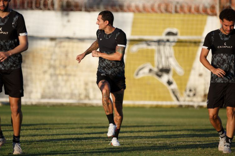 Vina embarcou com Ceará para duelo diante do Palmeiras. 