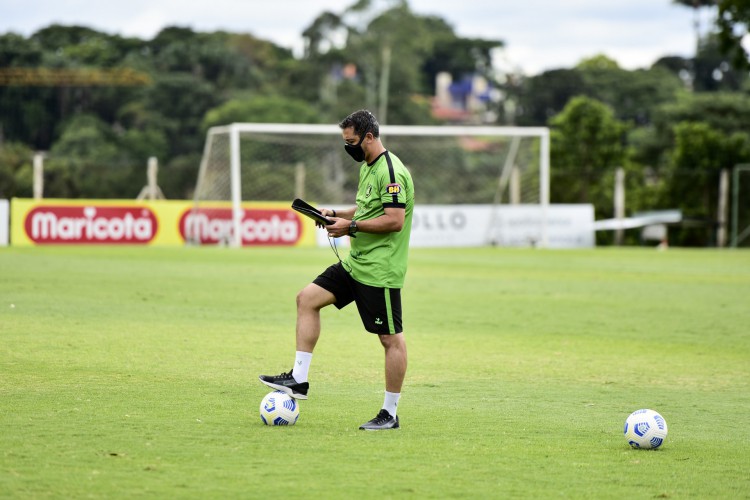 Técnico Marquinhos Santos durante treinamento do América-MG no centro de treinamentos Lanna Drumond