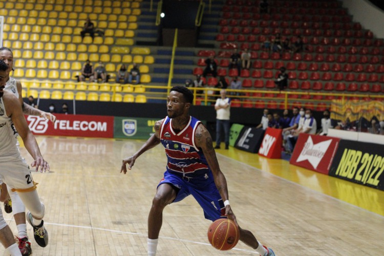 Desmond Holloway é um dos jogadores que deixam o elenco do Carcalaion