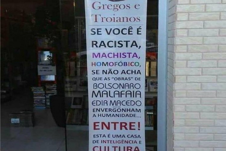 Placa foi pendurada no sebo "Gregas e Troianas" em 2017 