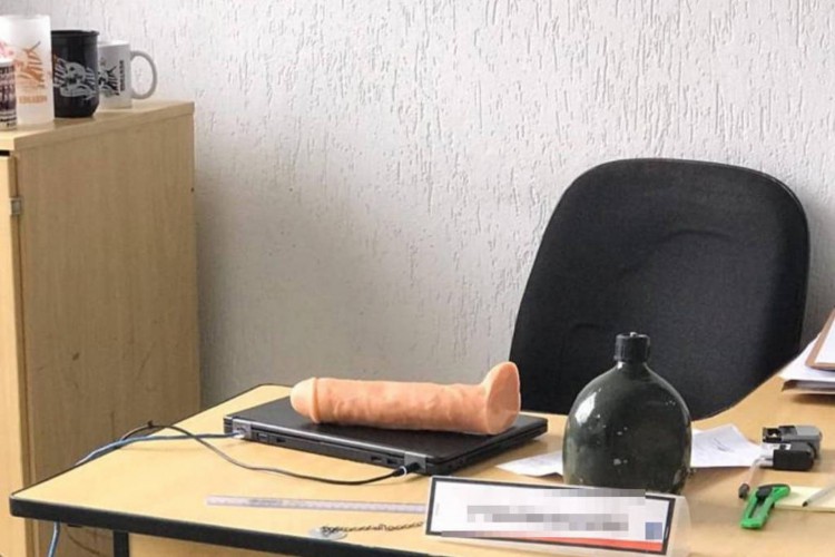 Pênis de borracha encontrado na mesa de um professor da Academia de Polícia Militar do Barro Branco, SP.