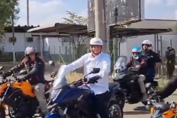 Registro de tela de vídeo em que o presidente participa da motociata