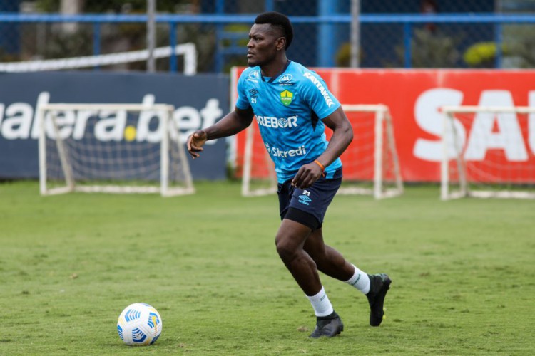 Zagueiro Paulão com a bola em treino do Cuiabá