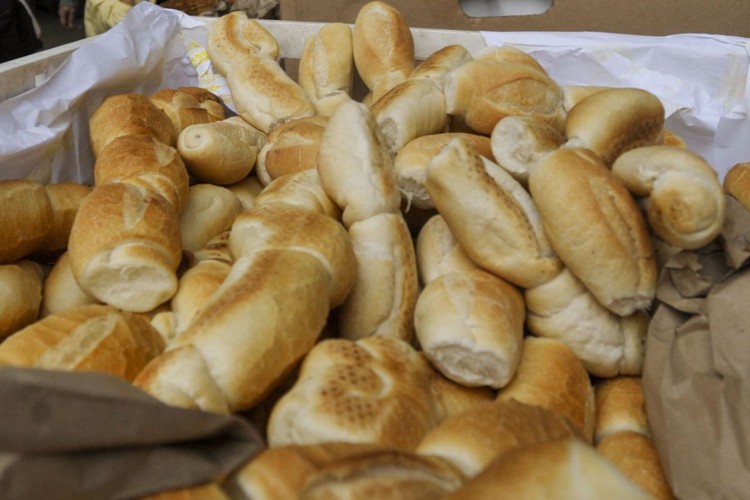 24 - 36 MIL PÃES SERÃO DISTRIBUÍDOS HOJE NA RODOVIÁRIA DE BRASÍLIA
REPORTAGEM:
HORA E LOCAL: 7h – Rodoviária de Brasília (Plano Piloto)
Para comemorar o Dia Mundial do Pão (16 de outubro), o Sindicato das Indústrias de Alimentação de Brasília (SIAB) distribuirá gratuitamente 36 mil mini-pães nesta sexta-feira na Estação Rodoviária do Plano Piloto, a partir das 7h. O objetivo é aumentar a conscientização sobre a importância do pão na cadeia alimentar dos brasileiros. O SIAB decidiu antecipar a comemoração – a data é comemorada no domingo (16) – para permitir que um maior número de pessoas participe. Esta é a terceira vez que o sindicato distribui pães na Rodoviária visando comemorar a data.