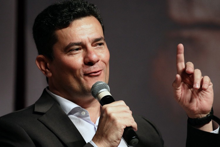 ￼CONTRATO de Moro com empresa de consultoria está na mira de adversários