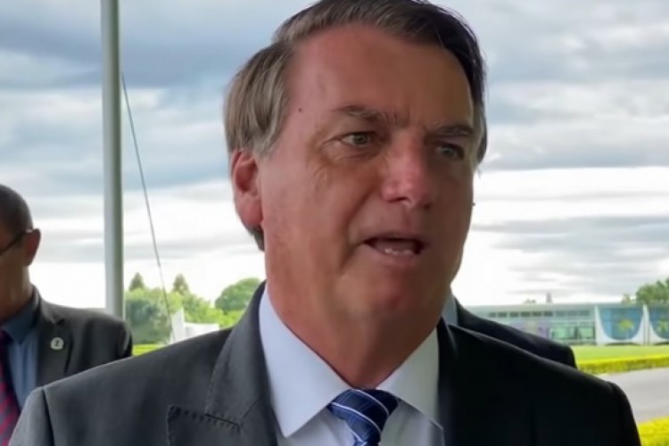 Registro de tela do vídeo em que Bolsonaro conversa com apoiadores em Brasília