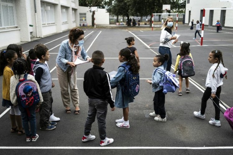 O governo descartou adiantar as férias em uma semana, mas reforçou o protocolo nas escolas de ensino fundamental