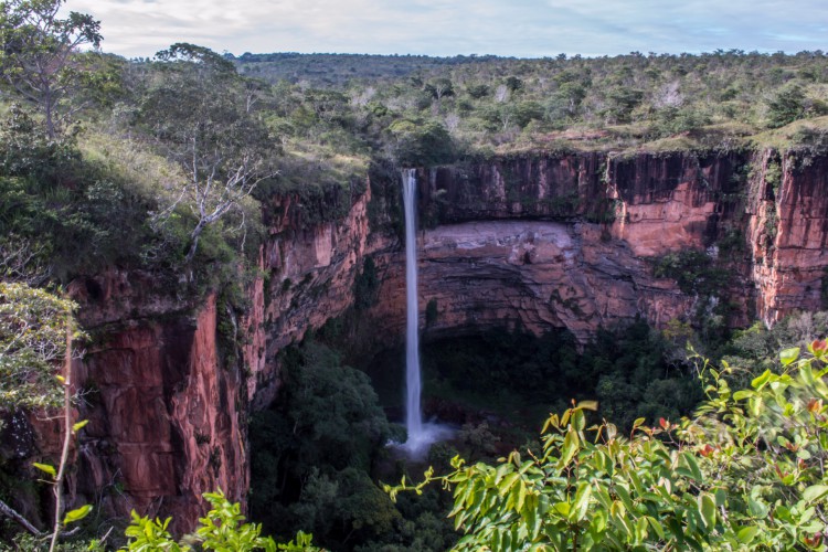 Imagens do Parque Nacional da Chapada dos Guimarães, com pontos turísticos abertos à visitação como o Mirante do Véu de Noiva, o Circuito das Cachoeiras e a Casa de Pedra