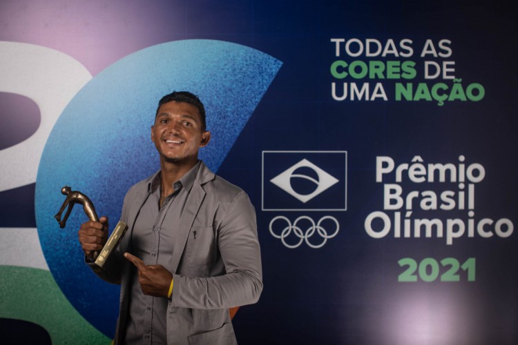 Canoísta Isaquias Queiroz com o troféu do Prêmio Brasil Olímpico 2021