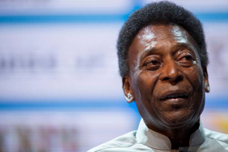 Pelé é internado para nova sessão de quimioterapia de tratamento de câncer no Cólon.
 