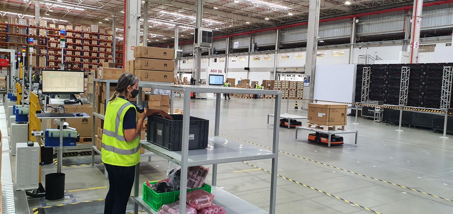 ￼Centro de Distribuição da Huawei em Sorocaba atua com rede privada de 5G e 12 robôs autônomos operando as cargas (Foto: Armando de Oliveira Lima)