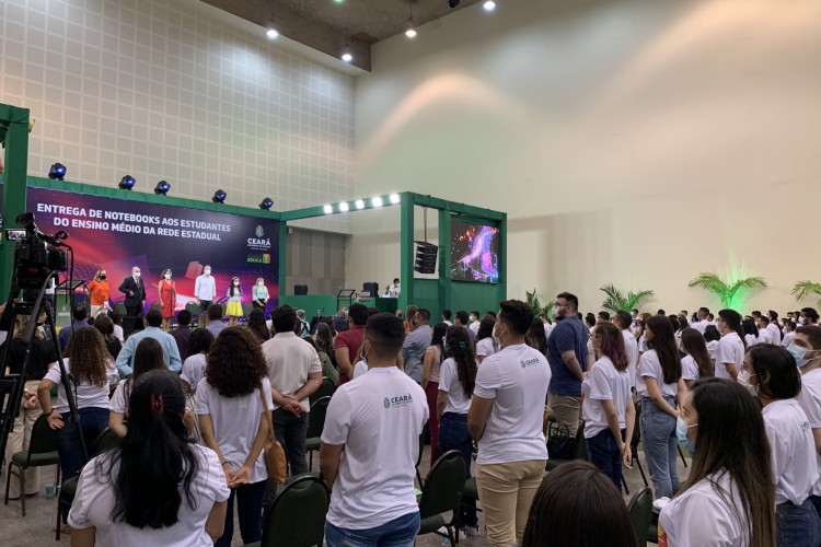 Governador Camilo Santana (PT) participou da entrega de 10.910 notebooks para alunos da rede estadual de educação